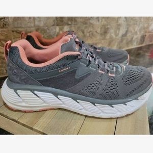 Hoja running shoes